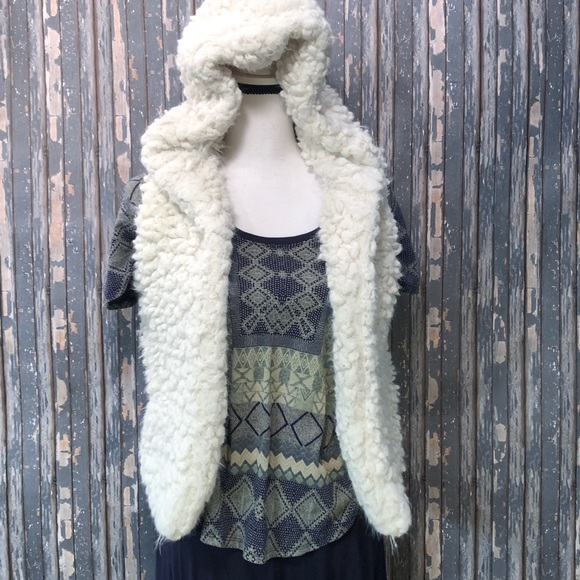 Aeropostale Ivory Fuzzy Faux Fur Hooded Vest - XS - Picture 2 of 8